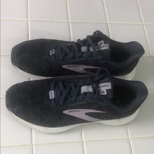 Brooks Launch 8 Running Shoes with Pale Pink Logo
Sz 8.5